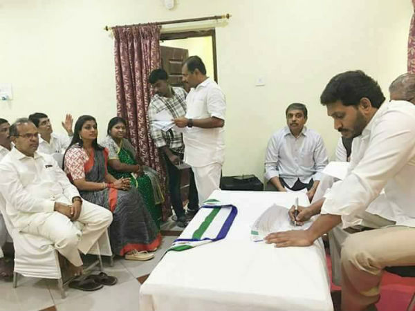 మంత్రి పదవులు కేటాయించడంపై మండిపాటు