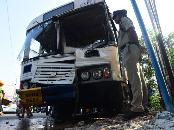 డ్రైవర్ పరార్, బస్సుకు నిప్పు: