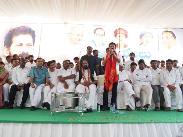 రేవంత్ అనుచరుల ఇళ్లలో తనిఖీలు