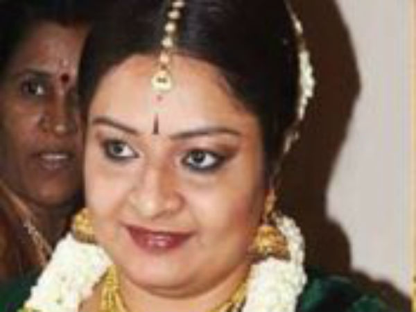 కేసు పెట్టిన భర్త మాధవన్