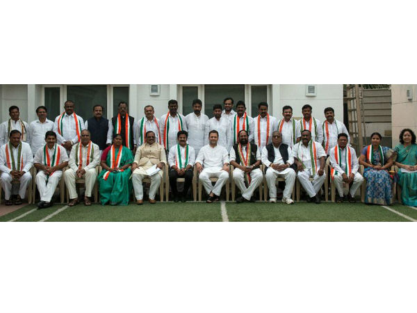 మోడీ ప్రభుత్వంపై పోరాడుతున్నారు