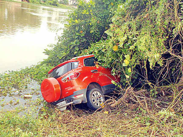 Tree branch saves 6 lives in Guntur district on Saturday. Tree branch saves 6 lives in Guntur district on Saturday.