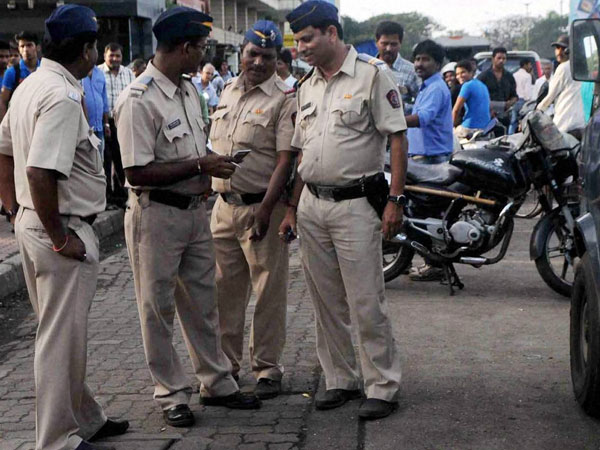 He Went To File An FIR. Mumbai Police Surprised Him With A Cake He Went To File An FIR. Mumbai Police Surprised Him With A Cake