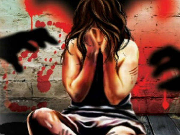 Drunk man attempts to rape woman on footpath in broad daylight in Vizag, no passerby comes to rescue Drunk man attempts to rape woman on footpath in broad daylight in Vizag, no passerby comes to rescue