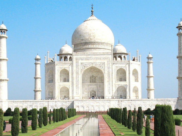 Hindu youths chant Shiva chalisa on Taj Mahal premises Hindu youths chant Shiva chalisa on Taj Mahal premises