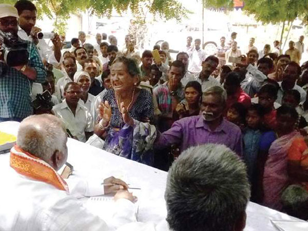 విధిలేక పోలీసులు మమ్మల్ని దవాఖానలో చేర్చలేదా?