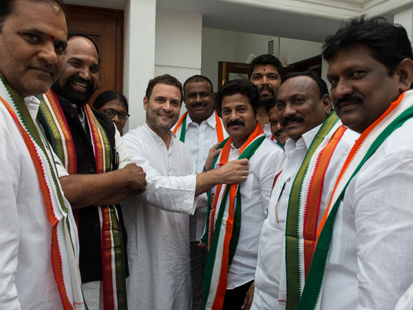 మరో వికెట్.. మహబూబాబాద్ అధ్యక్ష పదవికి రాజీనామా