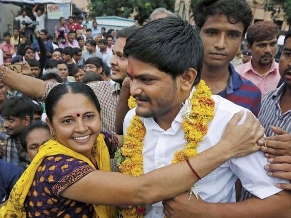 పల్లెపల్లెనా పుష్పాంజులు ఇలా