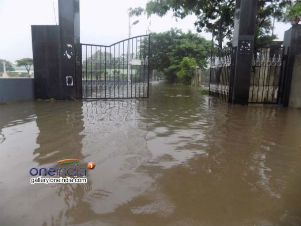 చెరువులకు గండి