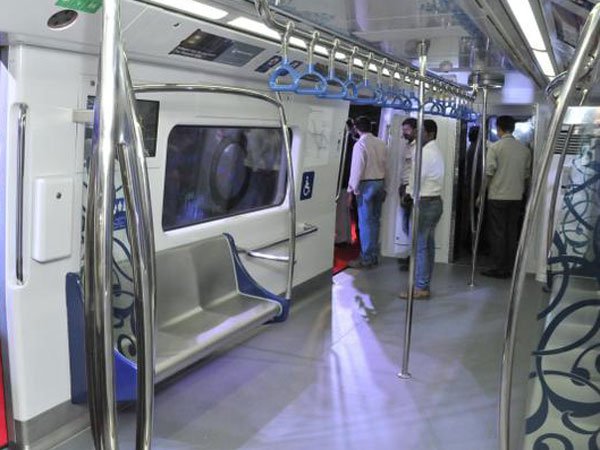 ఒక్కో మెట్రో రైలులో గరిష్ఠంగా 974 మంది...