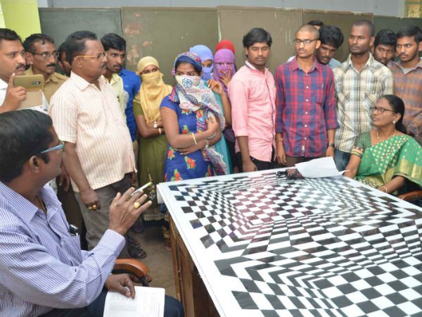 ముందు వరుసలో అమ్మాయిలు కూర్చోవాలని షరతు