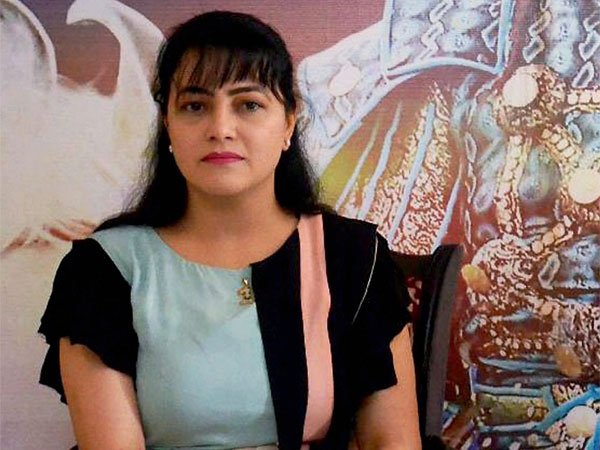 మీడియా కంటపడకుండా