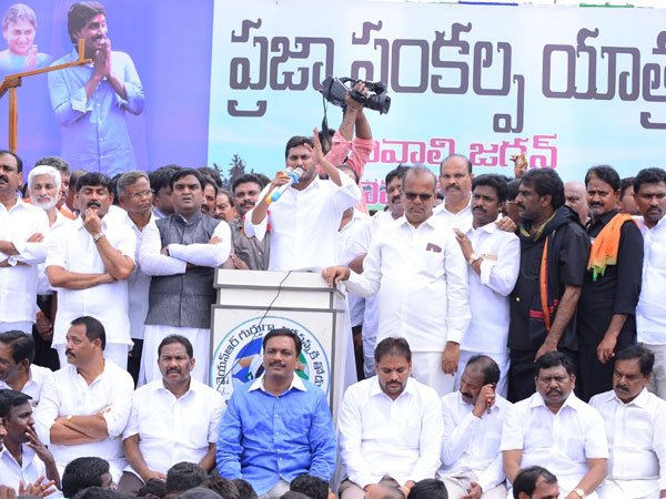 714 మంది ఆర్థిక నేరగాళ్లలో జగన్ది ప్రత్యేక స్థానం