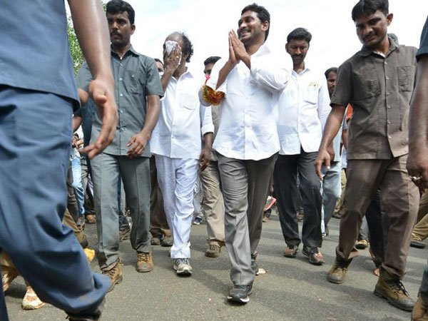 దొంగ వస్తున్నాడంటూ ప్రజలు పారిపోతున్నారు