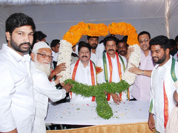 రేవంత్ను పరిచయం చేసుకున్న నాయకులు