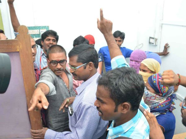 గంటాను అడ్డుకున్న విద్యార్థులు