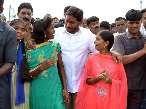 డబ్బులిస్తున్నారని ఆరోపణ
