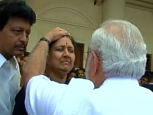 ఐటీ దాడుల వెనుక కేంద్రం హస్తం