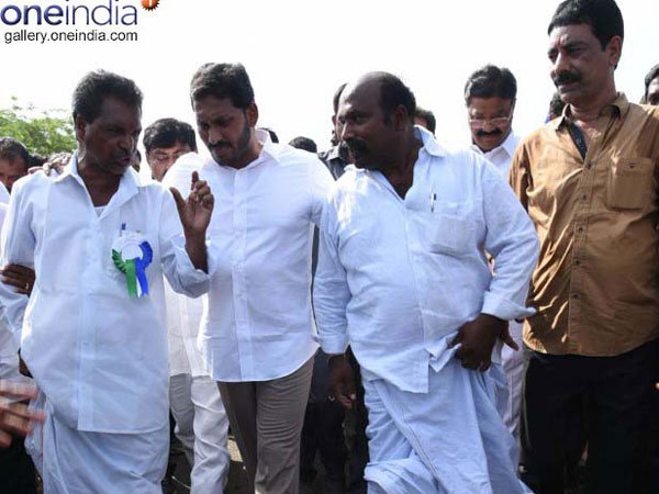తెలంగాణకు సీఎం షర్మిల, రాష్ట్రపతి విజయమ్మ అంటారేమో