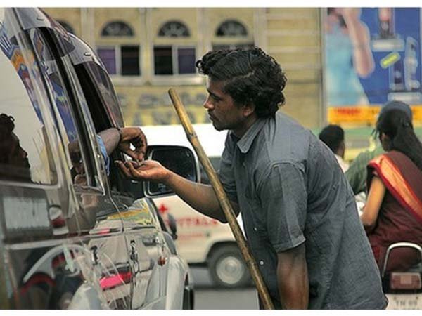 గుడి ముందు ప్రసాదం తింటుంటే..