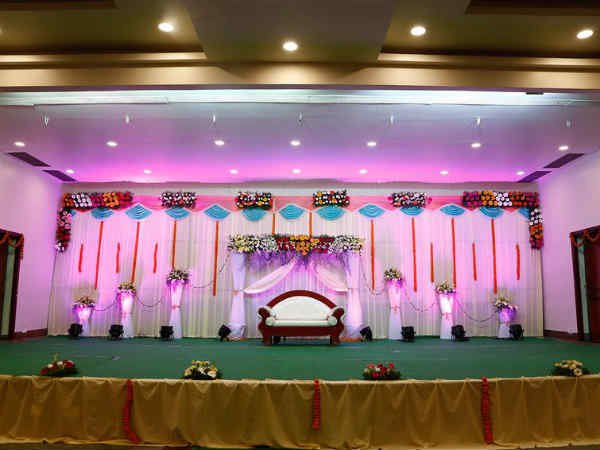 సగటున ప్రతి పంక్షన్ హాలులో 1000 వివాహాలు
