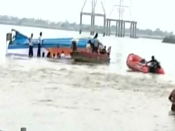అధికారుల కంటే మత్స్యకారులే ముందుగా..