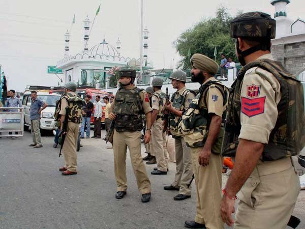 Militants attack police vehicle on Jammu-Srinagar highway Militants attack police vehicle on Jammu-Srinagar highway