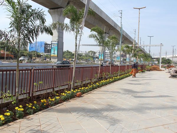 అమీర్ పేట వద్ద అదుర్స్