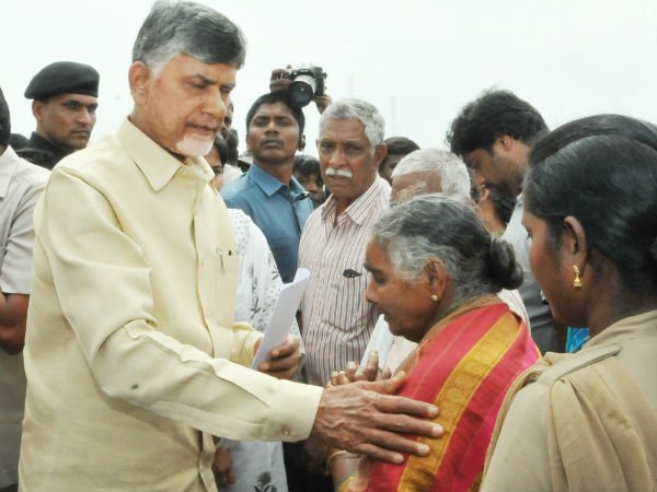 వేట సాగిస్తున్న మత్స్యకారులు