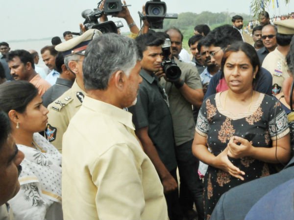 కొందరు నదిలో పడిపోవడం చూశారు