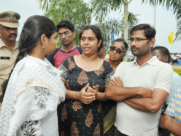 లైఫ్ జాకెట్లు ఇస్తున్నా ఎందుకు అందించట్లేదు