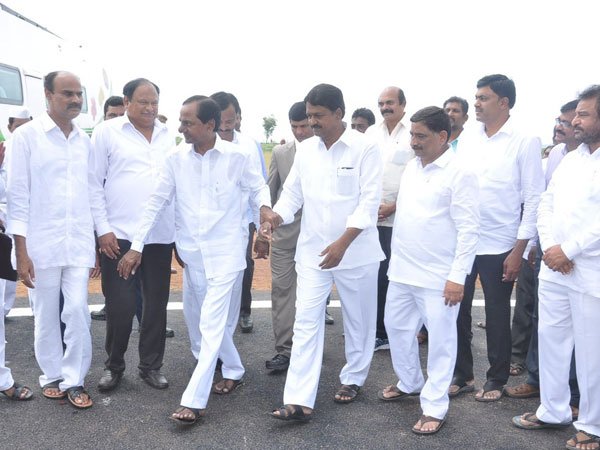 పావు గంట పాటు ప్రగతి భవన్లో