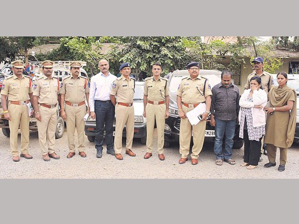 పోలీసుల కథనం ప్రకారం:
