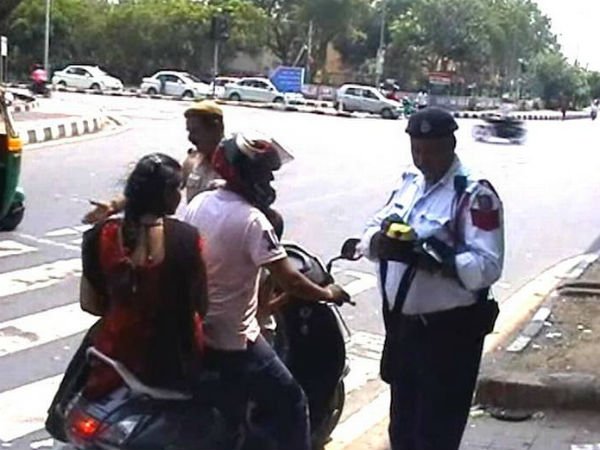 Traffic police hits bike rider on head with lathi for not wearing helmet in Tamil Nadu Traffic police hits bike rider on head with lathi for not wearing helmet in Tamil Nadu