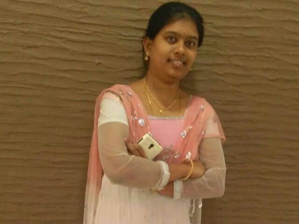 బస్సు చక్రం వెళ్లడంతో
