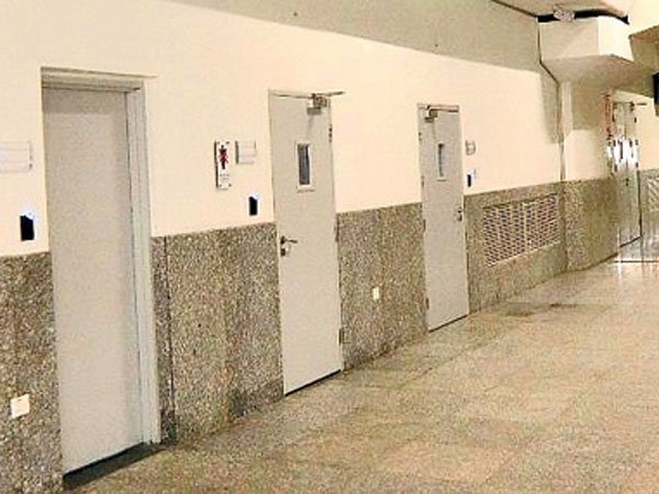 ఒక్కో స్టేషన్లో ఒకటే మరుగుదొడ్డి!