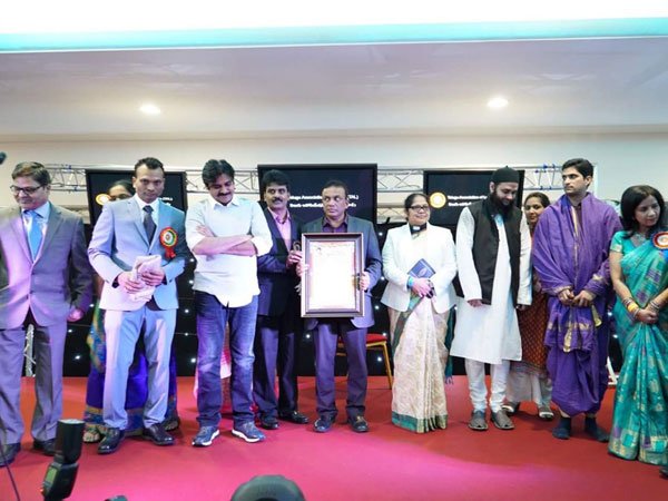 అవార్డు అందుకున్న పవన్ కళ్యాణ్