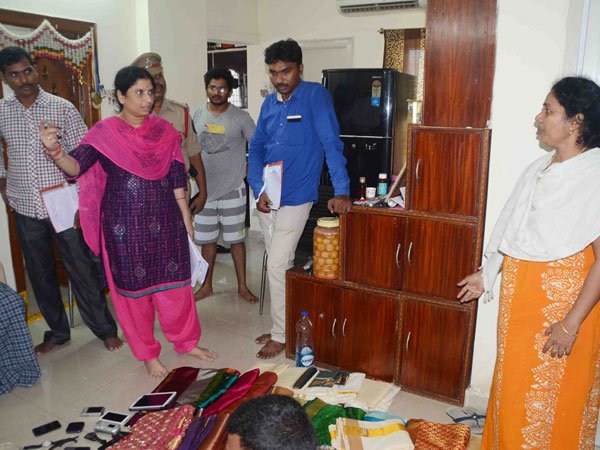 విదేశీ కరెన్సీ, వందల కోట్ల ఆస్తులు