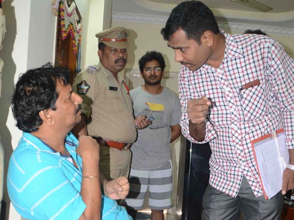 అధికారులపైకి కుక్కలను ఉసిగొల్పాడు