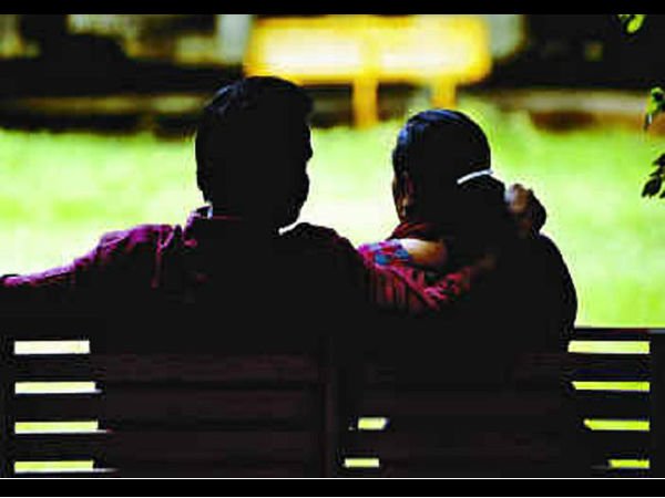 రెడ్ హ్యాండ్గా పట్టుకున్న భార్య