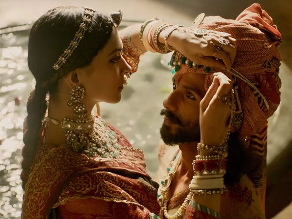 పాట్నాలో దీపికా, భన్సాలీ దిష్టి బొమ్మల దగ్ధం