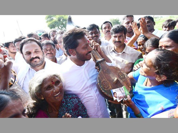 కుర్చీలు లేకపోవడంతో సారీ చెప్పిన జగన్