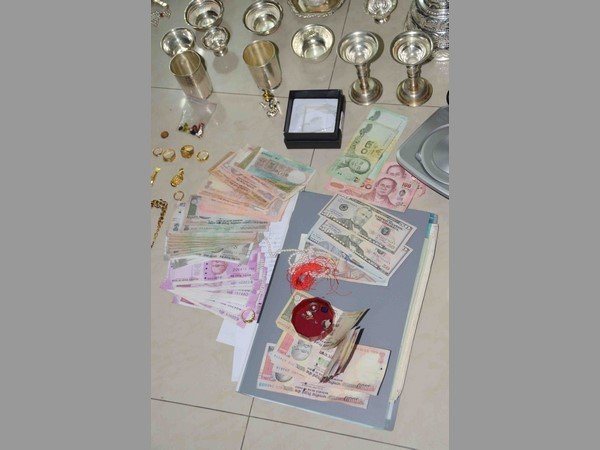 ఇంట్లో రెండున్నర లక్షల రూపాయల కుర్చీ