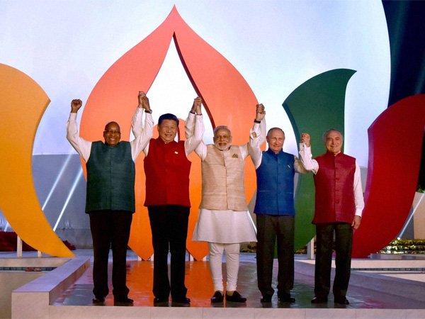 పొరుగు దేశాలతో స్నేహంగా ఉండాలి