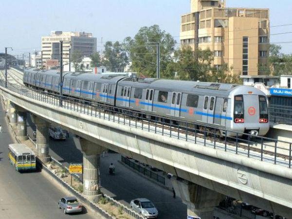 మెట్రోలో ప్రయాణించే వారి సంఖ్య బాగా తగ్గింది