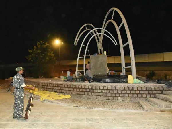 రెండు కమాండ్ సెంటర్లు