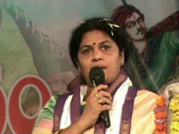 వేదికపైనే కన్నీళ్ళు పెట్టుకొన్న శేషసాయి