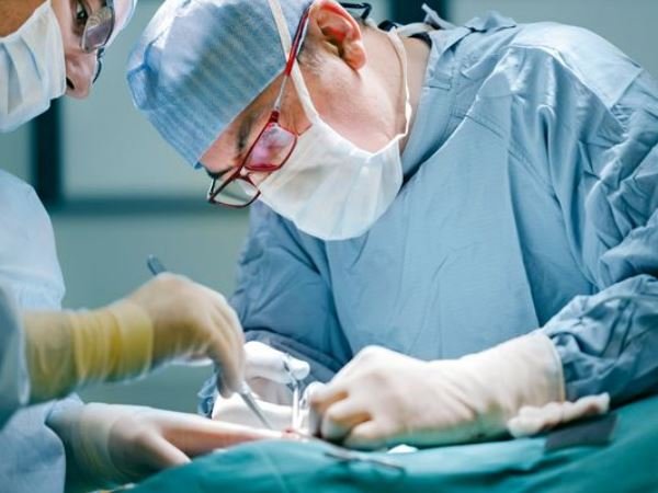 యువకుడి కడుపులో నుండి 263 నాణెలు తీసివేత