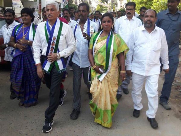 విజయసాయిని నిలదీసిన ఈశ్వరి: