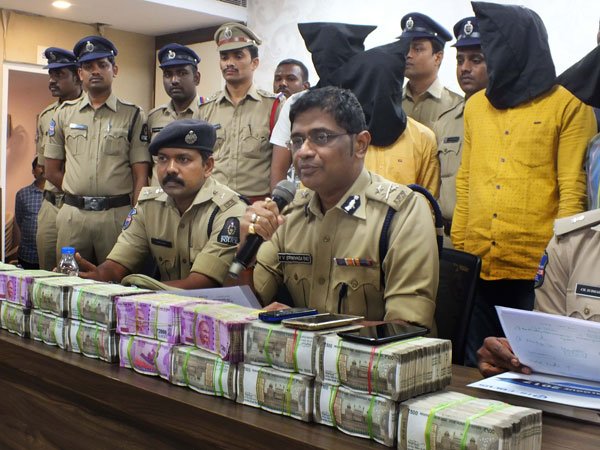 దోపిడీకి ప్లాన్...